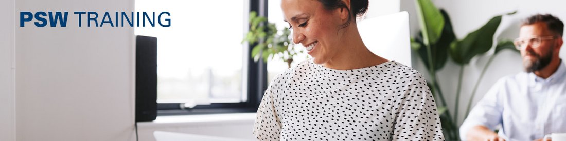 Stellenangebot: Sachbearbeiter:in Schulungsorganisation (m/w/d) bei PSW TRAINING Eine Frau mit einem Lächeln sieht auf ihren Laptop.