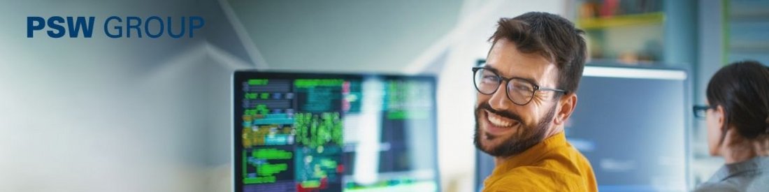 Stellenangebot: IT-Mitarbeiter:in (m/w/d) bei PSW GROUP Lächelnder Mann mit Brille an einem Arbeitsplatz mit mehreren Monitoren, im Hintergrund unscharf eine weitere Person.